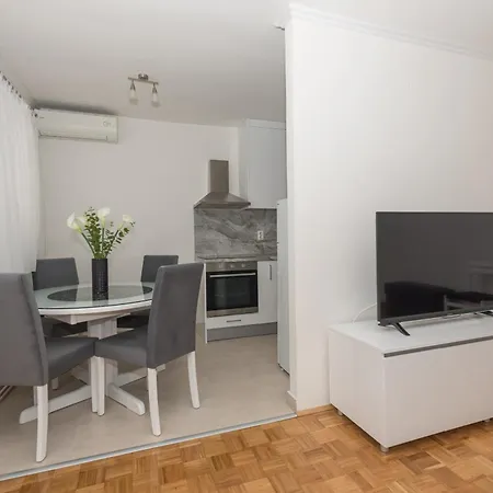 Violet מאקרסקה