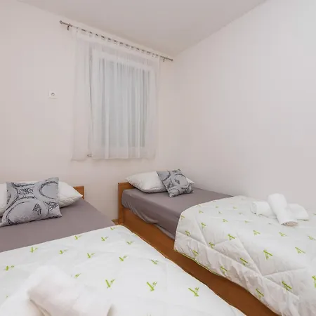 Violet Apartman