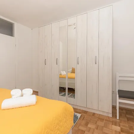 Violet Apartman *