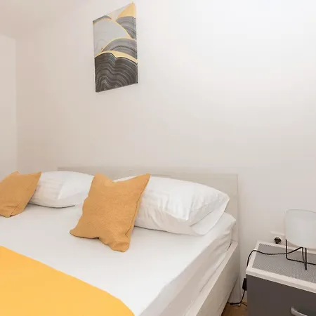 Violet Apartman